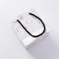 Elegante sacchetto regalo in carta marmorizzata bianca con manici in corda nera per gioielli - Sacchetto regalo / Motivo marmo bianco
