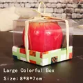 Vela de manzana roja en caja transparente de 8x8x7cm con base verde y lazo de rafia - Grande