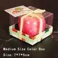 Vela de manzana roja realista en caja de regalo transparente con base de cuadros verdes y lazo - Mediano
