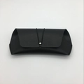 Custodia per occhiali in pelle PU nera testurizzata con chiusura a cordoncino elastico - Nero