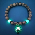 Lichtgevende lotus hanger armband met witte turkoois kralen en gloeiende yoga energiestenen - Witte Turkoois + Groene Fluoriet