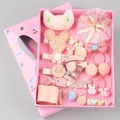 Detalle del set de 18 piezas de accesorios rosas para el cabello de niña en caja regalo - Marfil Caja Estándar
