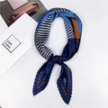 Détail d'un foulard plissé bleu au toucher soie avec motifs géométriques et nœud - Style 6 Plissé Sablier Cœur Bleu