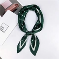 Détail d'un foulard plissé vert avec pois blancs et motifs à chevrons élégants - Style 10 Plissé Pois Vert