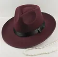 Vue détaillée du chapeau fedora en laine bordeaux avec ruban noir et petit nœud - 58 Taille Unique / Rouge Vin (Calotte Haute)