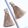 Etnische champagne goudkleurige kwastjes oorbellen met beige kralen en hars studs - Bruin