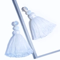 Etnische handgemaakte lange witte kwastjes oorbellen met blauwe edelsteen details - Wit