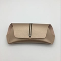 Astuccio per occhiali in pelle PU oro champagne con trama litchi e cordino elastico - Oro champagne