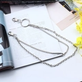 Dettaglio di eleganti catene da vita in metallo argento a doppio strato con moschettoni - Stile accessorio a 2 strati con cerchi