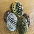 Coperchi vintage per bruciatori di incenso in metallo con vari motivi decorativi incisi - Coperchio Drago e Fenice / Bronzo