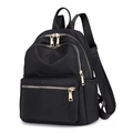 Sac à dos en nylon noir avec compartiments zippés et détails dorés sur fond blanc immaculé - Noir
