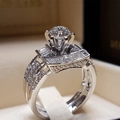 Luxuriöses 925 Silber Verlobungsring-Set mit runden Diamanten und Baguette-Diamanten - Cy279
