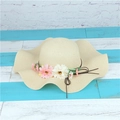 Chapeau de soleil à large bord ondulé beige avec fleurs pour vacances à la mer - Beige
