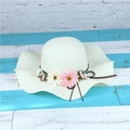 Chapeau de paille beige à large bord ondulé avec des fleurs de marguerites roses - Blanc Cassé