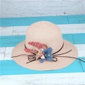 Cappello di paglia rosa intrecciato a mano con fiori e bacche per vacanze - M (56-58cm) / Rosa Chiaro