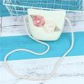 Sac bandoulière en paille pour enfants avec détails floraux et perles en blanc crème - Enfant S (50-52cm) / Sac Individuel / Crème