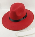 Vue de dessus d'un chapeau fedora en laine rouge avec ruban satin noir et perles nacrées - 58 Taille Unique / Rouge