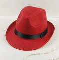 Détail d'un chapeau fedora en feutre rouge avec ruban noir sur fond blanc - 58 Taille Unique / Rouge (Petit Bord)