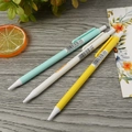 Porte-mines mignons de 0.5mm en vert, beige et jaune présentés sur une table en bois - Canard Heureux/Tri des Déchets 0,7mm