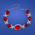 Silbernes Armband mit wassertropfenförmigen roten Edelsteinen und feinen Kristallen - Rot
