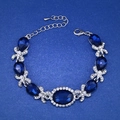 Eleganter silberner Brautarmband mit birnenförmigen blauen Kristallen und Schmetterling - Marineblau