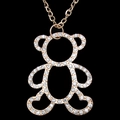 Collar con colgante de oso dorado con brillantes cristales sobre un fondo negro puro - Oso Dorado