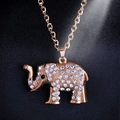 Encantador collar con colgante de elefante en oro rosa con pedrería brillante y ojo negro - Elefante Dorado