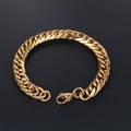 Elegantes minimalistisches goldenes Edelstahl-Panzerarmband für Damen und Herren auf Schwarz - Gold