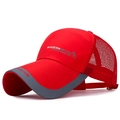 Berretto da baseball in rete rossa traspirante con visiera lunga e logo sportivo - Regolabile / Rosso