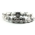 Vista dettagliata del set di bracciali con ciondolo a civetta e perline di marmo bianco - Howlite