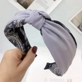 Dettaglio della fascia lilla con nodo a contrasto e motivo paisley nero e bianco - Grigio