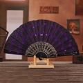 Elegante ventaglio pieghevole nero con paillettes viola e ricami in pizzo su base - Viola