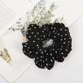 Elastico per capelli a pois neri con punti bianchi su sfondo luminoso con foglie - Pois / Nero