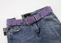 Dettaglio della cintura in tela viola con doppi occhielli su jeans lavaggio vintage - Viola