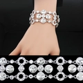 Luxuriöses silberfarbenes breites Brautarmband mit dreilagigen runden Glitzersteinen - Silber