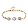 Elegantes goldenes Brautarmband mit drei birnenförmigen Kristallen und Karabinerverschluss - Gold