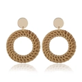 Details von handgefertigten Rattan-Ohrringen mit goldenen Metallsteckern und Reflexionen - Creolen-Stil