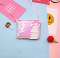 Detailansicht einer rosa Pailletten-Umhängetasche für Kinder mit bunten Requisiten - Rosa