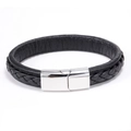 Nahaufnahme eines schwarzen Lederarmbands mit poliertem Edelstahl-Verschluss für Herren - 21cm / Schwarz (Schwarze Nähte)