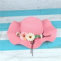 Chapeau de paille rose à larges bords ondulés avec marguerites pour protection solaire - Rose