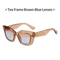 Occhiali da sole cat-eye con montatura marrone, lenti sfumate blu e logo dorato - Montatura Tè Lenti Tè Blu