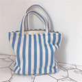Dettaglio della borsa tote in tela a righe blu con cerniera e trama in tessuto spesso - Azzurro