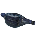 Dettaglio di un marsupio in pelle blu scuro con tasche a cerniera e tracolla regolabile - Blu