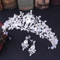Barockes Brautschmuck-Set mit Kristallkrone und Tropfenohrringen auf Vintage-Hintergrund - Silberne Basis Weißer Strass + Ohrstecker