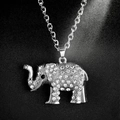 Collar con colgante de elefante plateado con diamantes de imitación brillantes - Elefante Plateado