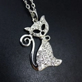 Colgante de gato plateado con pedrería de cristal en una cadena larga fina - Gato Plateado