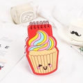 Süßer Notizblock in Cupcake-Form mit Spiralbindung und bunten PVC-Covern in Lifestyle-Szene - Cupcake