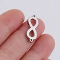 Détail macro du connecteur symbole infini en acier inoxydable poli pour bijoux DIY - Couleur Acier