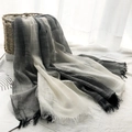 Sottile sciarpa in cotone e lino con sfumatura grigio-bianca e nappe in cesto di vimini - Nero + Bianco