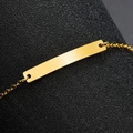 Makroaufnahme der polierten Gold-Rechteckplatte und feinen Kette am hochwertigen Armband - Gold
